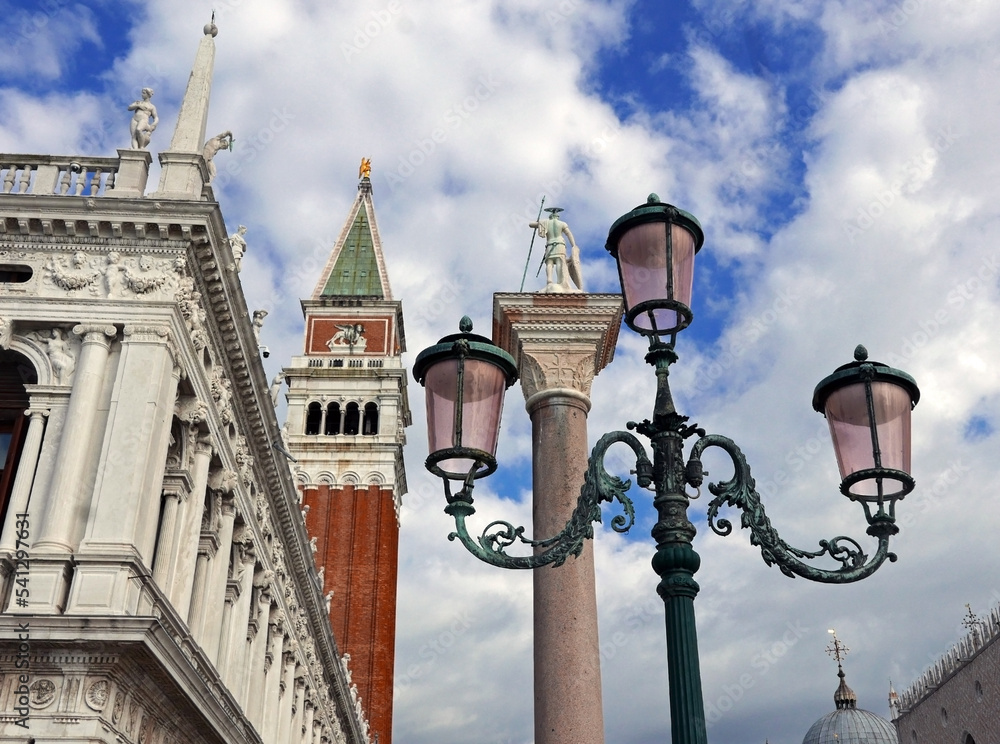 famosi simboli veneziani contro il cielo nuvoloso