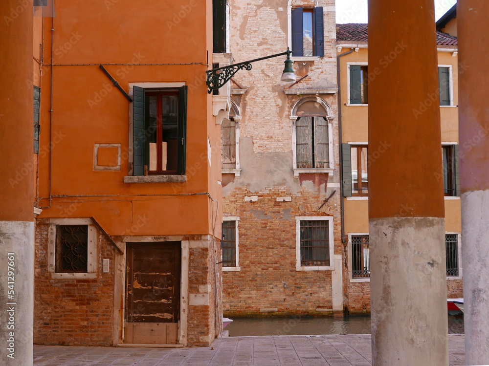 scenica vista degli edifici sopra i canali a venezia in italia