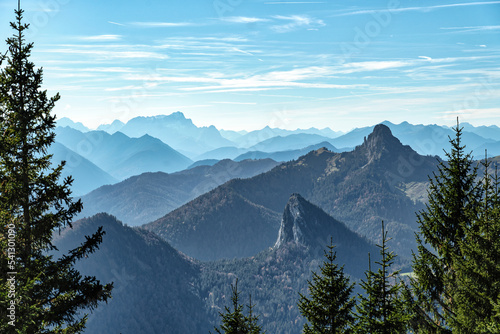 Blick vom Setzberg hinüber zum Leonhardstein. Im Hintergrund sieht man die Zugspitze.
