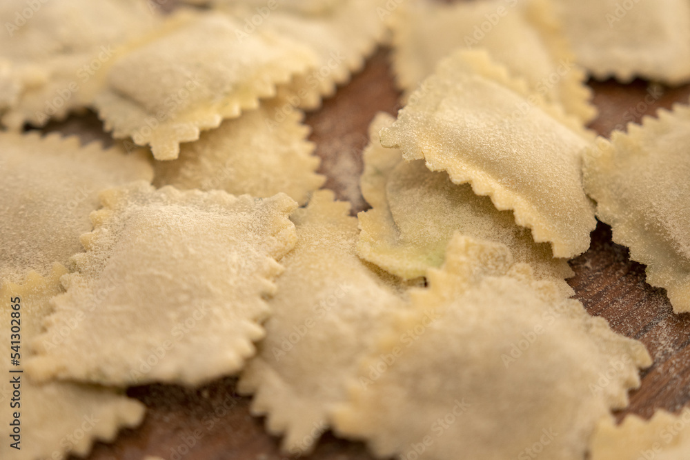 Ravioli de espinaca y ricotta caseros artesanales Ravioli de espinaca y ricotta caseros artesanales