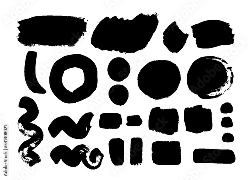 Set de trazos realizados con acrílico, trazos reales fluidos hechos a mano con pincel creando formas diversas; conjunto de trazos vectorizados en color negro con fondo transparente