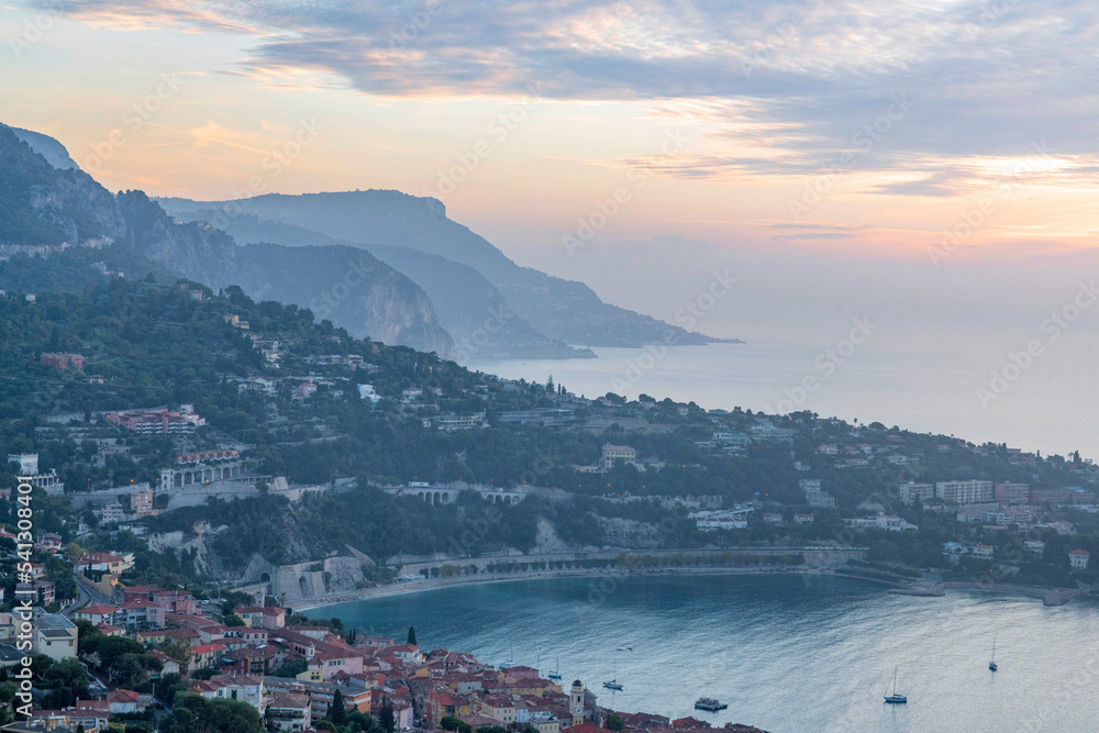 Panorama en bord de mer sur la Côte d'Azur dans les leurs du coucher de soleil