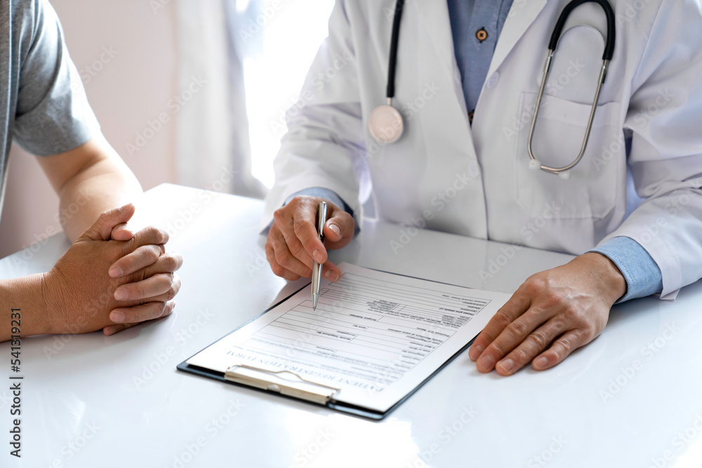 Doctors and patients Consulting about Treatment guidelines at the office Doctors and patients Consulting about Treatment guidelines at the office
