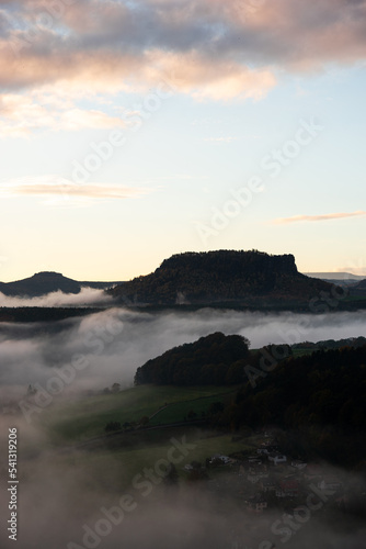 Lilienstein Sandstein Felsen Berg in der Sächsischen Schweiz zum Sonnenaufgang im Herbst mit Nebel über dem Fluss Elbe