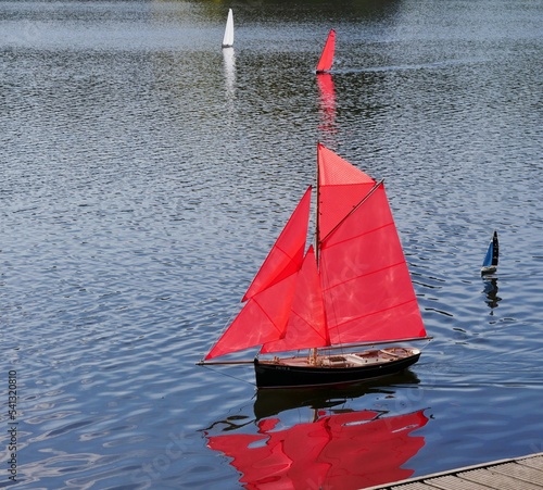 Modellschiffe mit roten und weißen Segeln auf Wasser photo