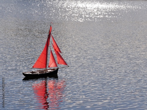 Ferngesteuertes Modellsegelboot auf dem Stadtparksee photo