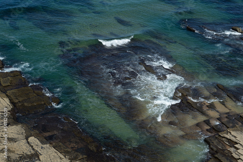 waves breaking on the rocks © Camila Othon