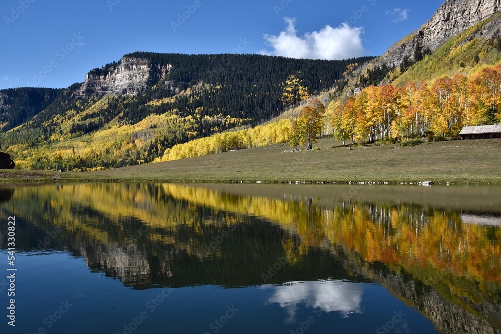 Naklejka premium Lake reflection along the Million Dollar Highway, Colorado in vibrant fall color