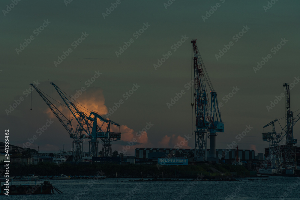 造船所と夕日