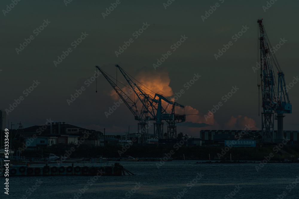 Obraz premium 造船所と夕日