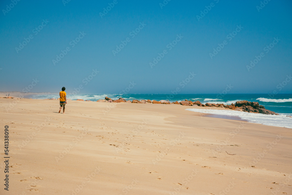 persona sola en la playa