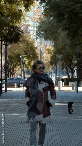 Mujer caminando por un camino de arboles	
