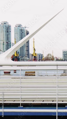 Puente con vista a Puerto Madero Buenos Aires	
