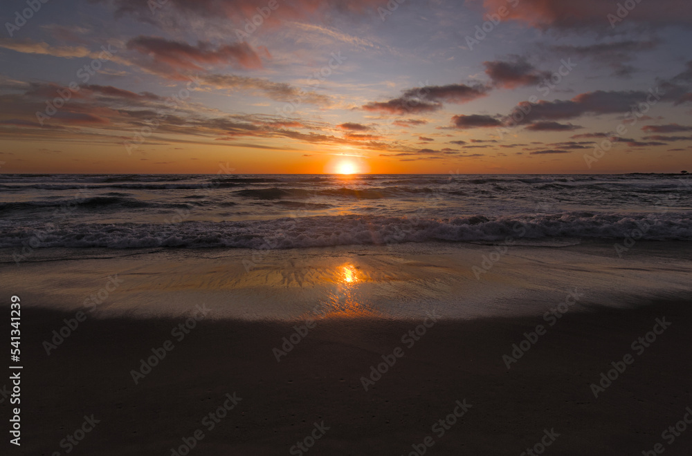 sol reflejandose en la espuma marina, puesta de sol