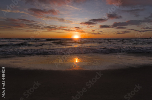 sol reflejandose en la espuma marina  puesta de sol