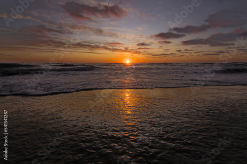 puesta de sol con el mar reflejando el brillo del sol © Sergio Peña y Lillo