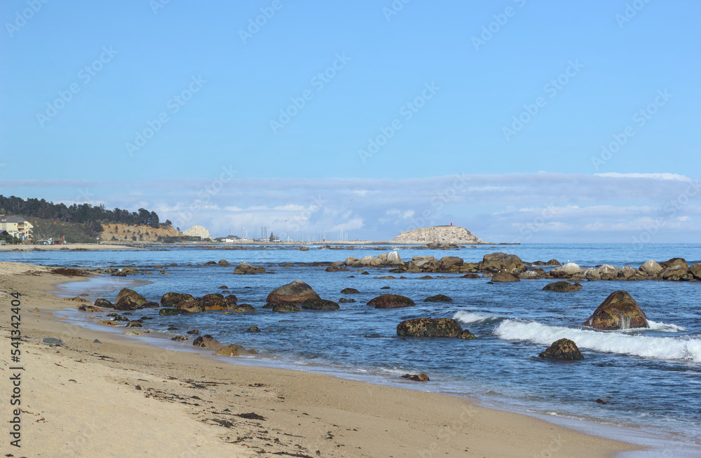 paisaje de la playa, olas rocas y pajaros junto con la arena del mar paisaje de la playa, olas rocas y pajaros junto con la arena del mar