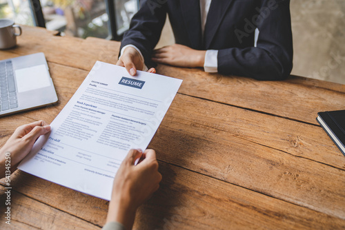 Foto The HR manager is accepting job applications from job applicants