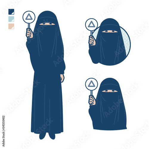 ニカブを着たイスラム教徒の女性が三角印パネルを出すイラスト