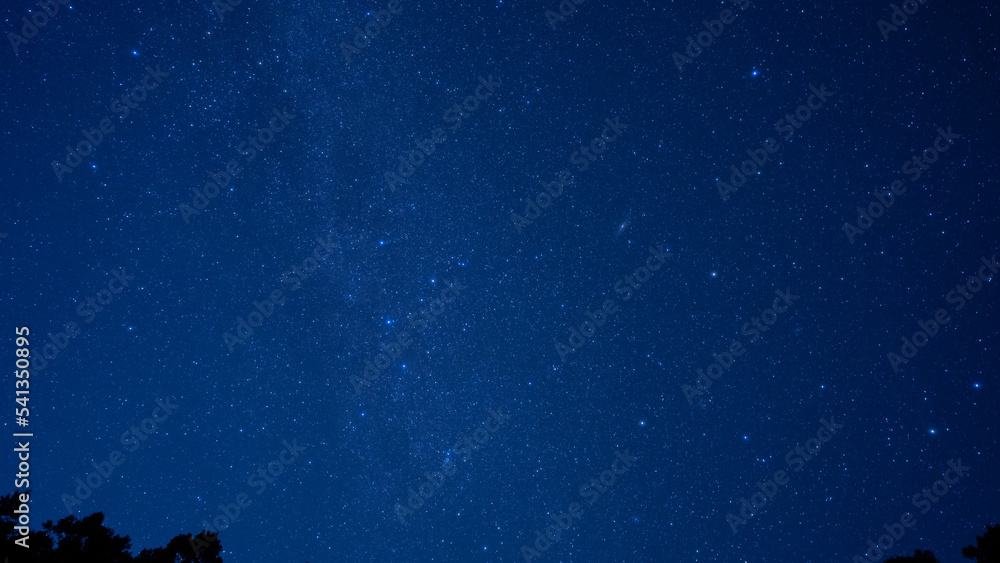山間に見える綺麗な秋の星空 山間に見える綺麗な秋の星空