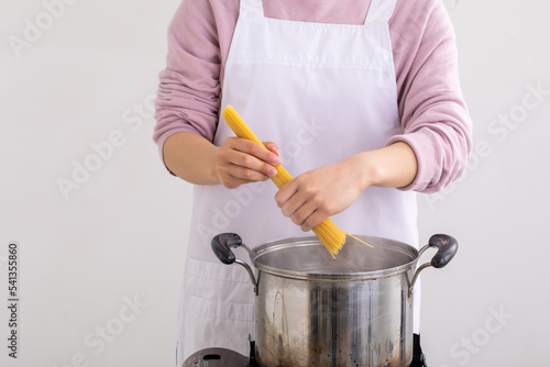 パスタを茹でる女性　Cooking