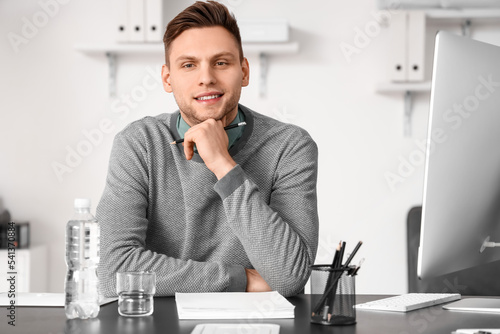 Handsome businessman sittin...