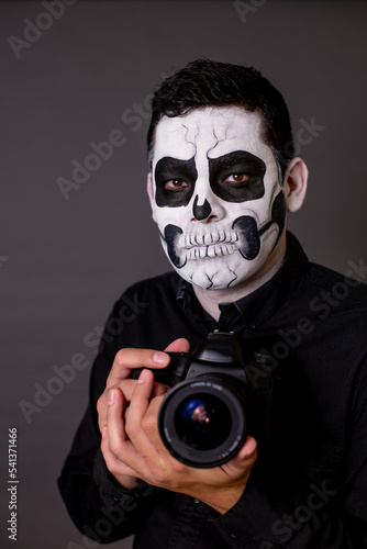 hombre maquillado de catrin o calavera para el dia de muertos como tradición mexicana con cara pintada con el concepto tradicional mexicano © JP STUDIO