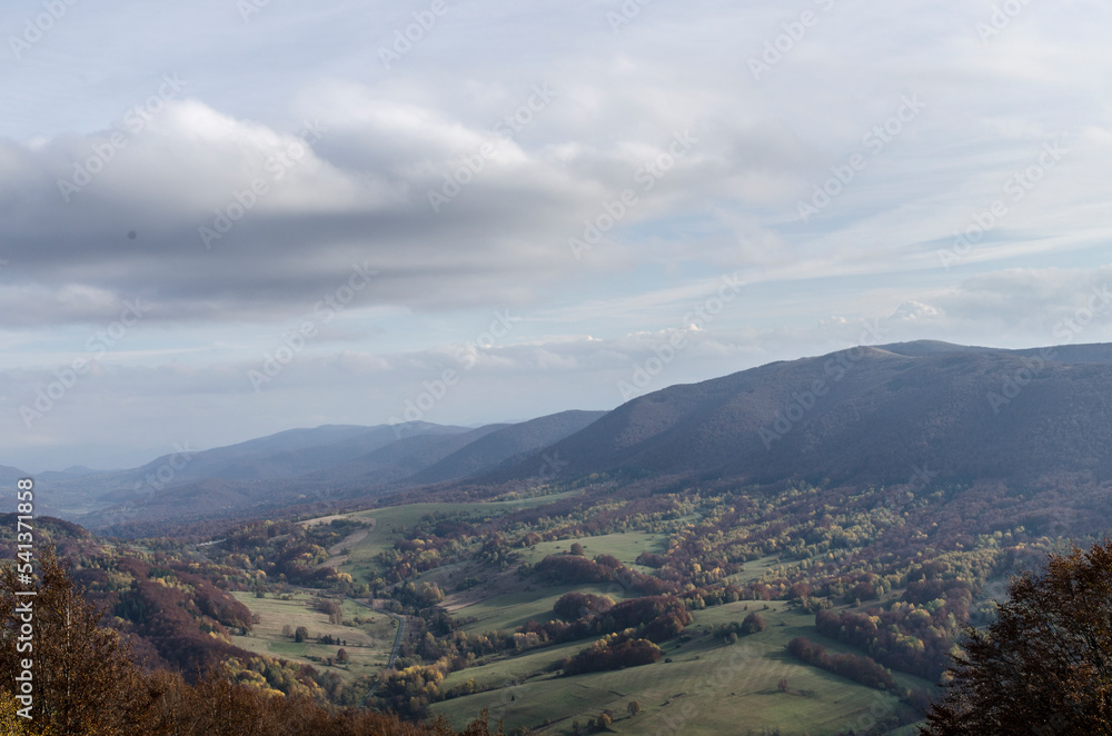Naklejka premium Panorama z połoniny Wetlińskiej - Bieszczady 