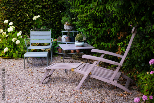 Chaises longues avec petite table dans le jardin