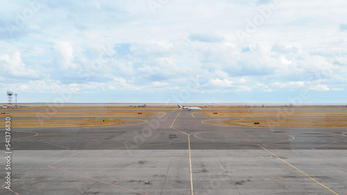 Foto Airplane on the runway of the airfield on the horizon