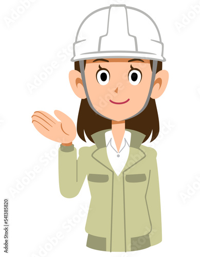 案内するヘルメットを被った作業着の女性
