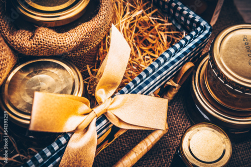 Fototapeta Naklejka Na Ścianę i Meble -  Panier cadeau avec produits gastronomiques et ruban doré