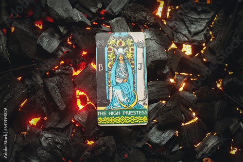 Φωτογραφία The High Priestess Tarot card. Moscow, Russia MAY 15, 2022