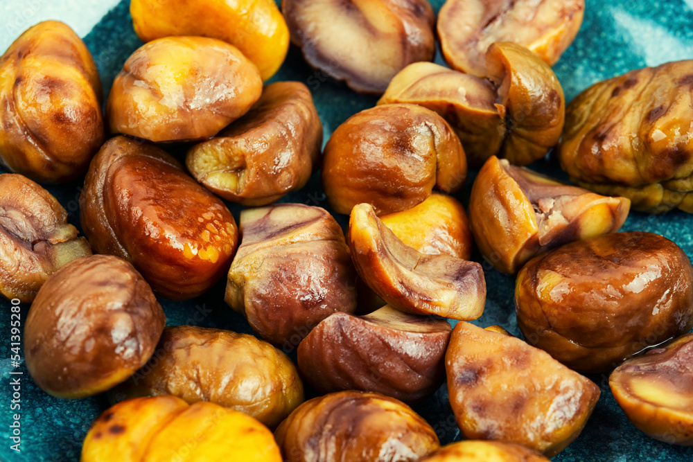 Obraz premium Roasted peeled chestnuts, close up
