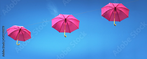 Octobre rose  parapluie rose dans le ciel bleu  concept banni  re  avec espace vide pour du texte