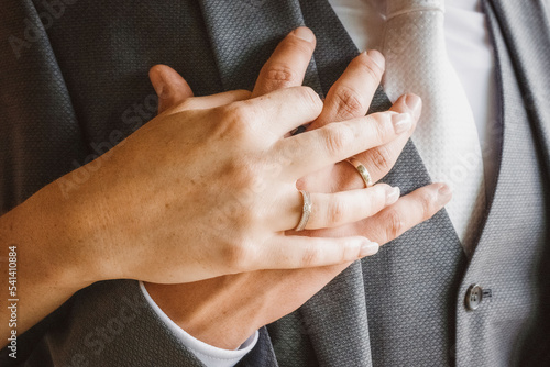 Ehepaar hält Hände bei Hochzeitsshooting