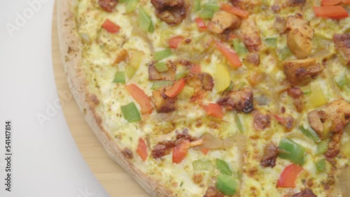 pizza qui tourne sur fond uni - pizza à rotation sur fond clair