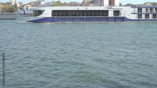 une péniche sur un fleuve/une rivière