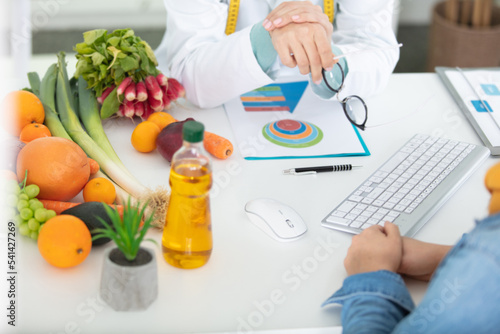Fotografie nutritionist doing a personalized diet plan for a patient