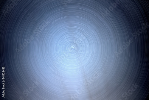 Fotografi Long shot star trail under sky with pollution lights