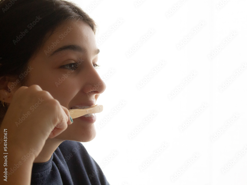 Chica blanca joven lavando los dientes sobre fondo Chica blanca joven lavando los dientes sobre fondo