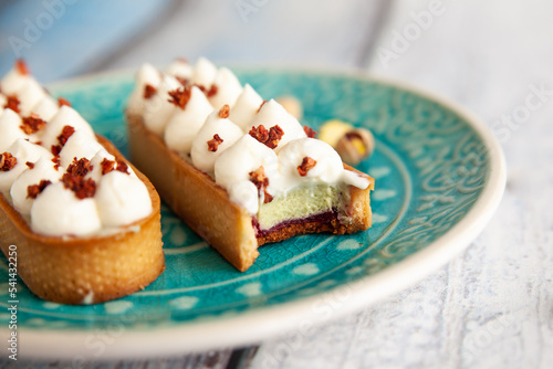 Fotografi Pistachio tartlet with dried raspberry