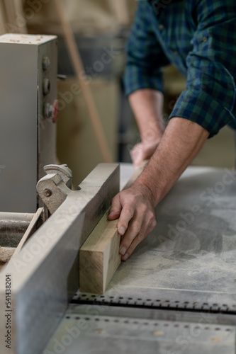 Foto Close up picture of males hands working with a piece of wood