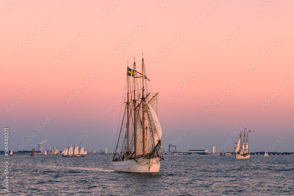Segelschiffe im Sonnenuntergang auf der Hanse Sail in Rostock