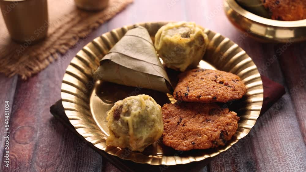 Sukhiyan or Sugiyan Parippu Vada Ila Ada Sweet rice dumplings Elayada ...