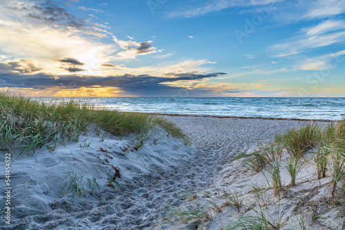 Sonnenuntergang am menschenleeren Dar  er Weststrand  Fischland-Dar  -Zingst  Mecklenburg-Vorpommern  Deutschland