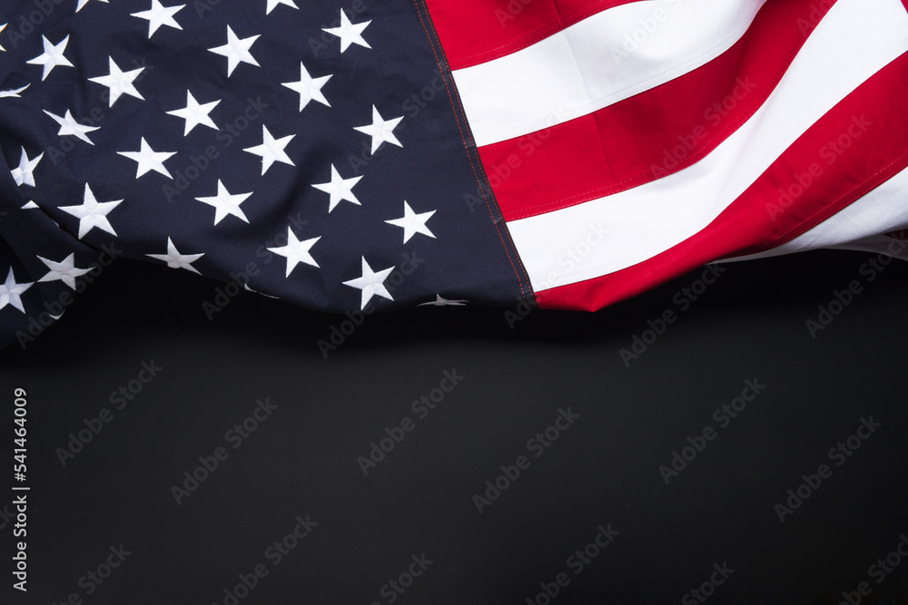 Obraz premium The flag of the United States of America on blackboard with copy space