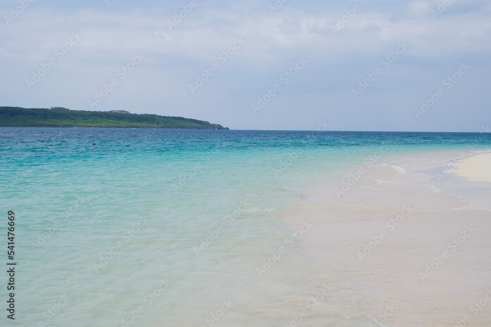 The beautiful and clean sea of Yonaha Beach and the scenery of Kurima Island