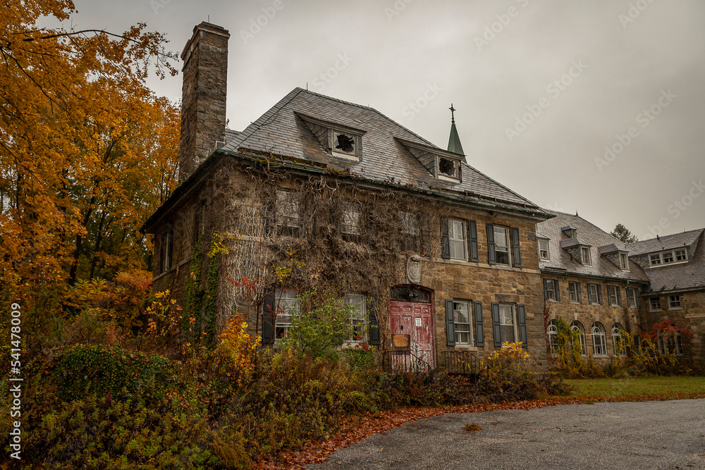 Obraz premium Abandoned abbey in autumn