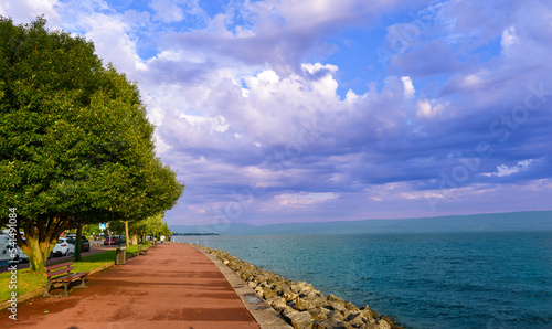 Uferpromenade in Évian-les-Bains, Frankreich  photo